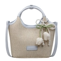 Beigefarbene Stroh-Handtasche mit hellblauen Lederakzenten und Tulpen-Perlenanhänger - Blau mit Anhänger