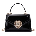 Sac bandoulière chic en cuir verni noir avec boucle cœur vintage et perles - Noir