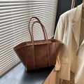 Bruine vintage vleugeltas met lange hengsels en reliëf tekstdetail in modieuze stijl - Bruin