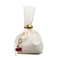 Bolso saco blanco crema con cordón, herrajes dorados y un colgante de cereza - Blanco Roto