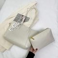Detalle del bolso tote de cuero blanco crema con un elegante pañuelo de seda - Blanco Roto
