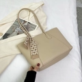 Detalle del bolso tote beige de cuero lichi con un pañuelo decorativo de seda a cuadros - Caqui