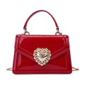 Sac à main rouge verni avec boucle dorée en forme de cœur et finitions en perles - Rouge