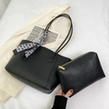 Conjunto detallado de bolso tote de cuero negro y estuche con un pañuelo de seda a cuadros - Negro