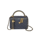 Dunkelblaue Denim-Kosmetiktasche mit Steppmuster, Goldkette und verstellbarer Kugel - Blau