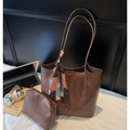Braune Shopper-Tasche mit Seidenschal und Innentasche auf dem Schreibtisch mit Laptop - Braun