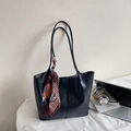 Retro schwarze PU-Leder Shopper Tasche mit dekorativem Seidentuch in Lifestyle-Umgebung - Schwarz