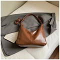 Gros plan du sac hobo marron foncé avec une poignée unique à nœud en spirale élégant - Brun Sans Pendentif
