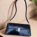 Bolso baguette retro de cuero azul oscuro con hebilla dorada minimalista y correa - Negro