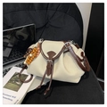 Detalle de bolso de lona beige con ribete de cuero marrón y colgante de cuentas de madera - Blanco con colgante