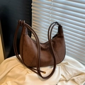 Bolso hobo minimalista marrón mate con correa anudada y silueta de media luna - Marrón