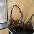 Sac hobo rétro marron foncé en cuir brillant avec bandoulière nouée et anneau métallique - Café sans Pendentif