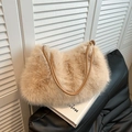 Bolso de piel sintética beige con asas de cuero marrón sobre un fondo minimalista - Caqui