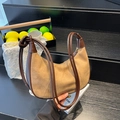 Bolso hobo de ante color camello con ribete de cuero marrón oscuro y detalle de nudo - Caqui