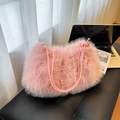 Bolso bandolera de piel sintética rosa con textura suave y elegantes detalles dorados - Rosa