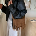 Braune Umhängetasche aus Wildlederimitat mit Fransen im Vintage-Boho-Stil - Braun