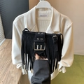Schwarze Boho-Umhängetasche aus Wildleder mit silbernen Schnallen und langen Fransen - Schwarz