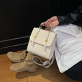 Mini sac à dos en similicuir crème avec rabat vintage et rivets dorés pour femme - Blanc