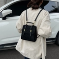 Petit sac à dos noir pour femme avec motif léopard, texture velours et boucles dorées - Noir