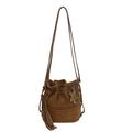 Bolso saco minimalista marrón caramelo con flecos y detalles trenzados en cuero mate - Marrón Amarillento