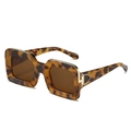 Fashionable leopard print square sunglasses with bold tortoiseshell frames and metal accents - Regular / Leopard Frame Brown Lens