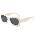 Lunettes de soleil carrées rétro en beige crème avec verres foncés et rivets métalliques - Standard / Monture crème standard avec verres gris