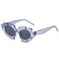 Schicke lilatransparente Sonnenbrille in Blumenform mit dunkelgrauen Gläsern in 45-Grad-Ansicht - Grauer Rahmen / Schwarzgraue Gläser