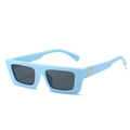 Occhiali da sole retrò azzurri con design a X argentato e lenti scure - Montatura Blu Gelatina Lenti Grigie