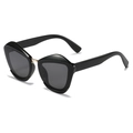Occhiali da sole geometrici cat-eye neri con ponte dorato e lenti grigio scuro - Montatura Nera Lenti Grigie