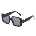 Gafas de sol cuadradas de gran tamaño con montura negra y patillas geométricas en forma de V - Montura Negra Lente Gris