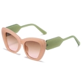 Occhiali da sole cat eye con montatura rosa e stanghette geometriche verdi a contrasto - Montatura Rosa Lenti Marrone Rosa