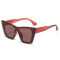Donkerrode cat-eye zonnebril met zilveren klinknagels en bruine gradiënt glazen - Donkerrood Frame Thee Glazen