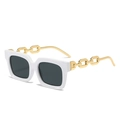 Occhiali da sole squadrati bianchi alla moda con stanghette a catena dorata - Standard (include fattura IVA al 13 %) montatura bianca lenti grigio pieno