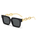 Occhiali da sole quadrati neri con stanghette a catena in metallo dorato moda - Standard (IVA 13% incl.) montatura nera e lenti grigie
