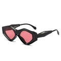 Gafas de sol cat-eye con montura negra geométrica y lentes rojas translúcidas - Montura Negra Lentes Rosas