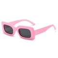 Retro vierkante roze zonnebril met dik montuur en donkere glazen op een witte basis - Roze Frame Grijze Lens