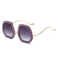 Lunettes de soleil oversize violettes pailletées avec branches dorées ondulées - Monture Violette Verres Gris
