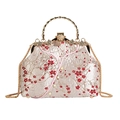 Elegante chinesische Stickerei-Handtasche mit Perlen und Bambusgriff auf weißem Hintergrund - Rot