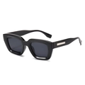 Gafas de sol cuadradas negras con lentes grises y adornos metálicos plateados en patillas - Montura Negra Lente Gris