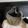 Olijfgroene suède oversized halve maan tas met brede schouderband en strak design - Groen