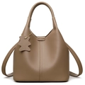 Borsa a secchiello classica in pelle taupe con trama litchi e ciondolo a orsetto - Cachi