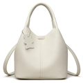 Borsa a secchiello in pelle bianca con trama litchi, ciondolo a orso e doppie tracolle - Bianco Sporco