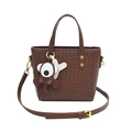 Borsa a tracolla in pelle intrecciata marrone scuro con ciondolo a orso e oro metallico - Caffè senza Ciondolo