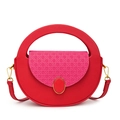 Bolso caja redondo rojo con solapa tejida rosa y detalles metálicos dorados - Rojo