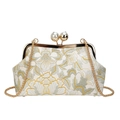 Elegante elfenbeinfarbene Clutch mit Stickerei, Goldkette und Perlenverschluss - Groß / Weiß