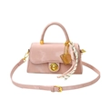 Rosafarbene Lackleder Handtasche mit goldenem Tennisschläger Anhänger und Schultergurt - Rosa Mit Anhänger
