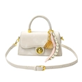 Minimalistische weiße Tasche aus Kunstleder mit goldenem Tennisschläger-Anhänger und Gurt - Cremeweiß mit Anhänger