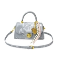 Graue Mini-Handtasche mit Marmormuster, goldenem Verschluss und Tennis-Anhänger - Silber mit Anhänger