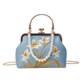 Hellblaue Vintage-Handtasche mit Blumenstickerei, Golddetails und Perlenkette - Blau