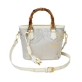 Sac seau brodé avec poignée en bambou et bandoulière en cuir blanc amovible - Blanc Crème (Sans Pendentif)